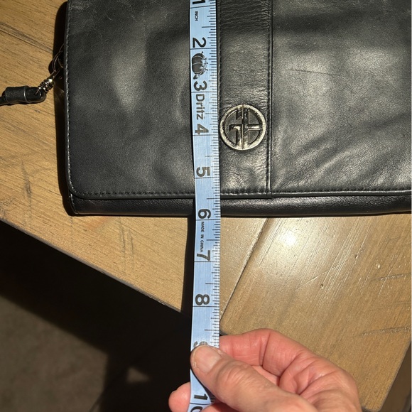 Giani Bernini Genuine Leather Cross Body 9”X6” Inside Lined in Black Cloth. EUC. - Picture 4 of 13
